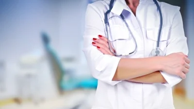 женщина врач в медицинском халате